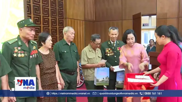 Phó Chủ tịch Quốc hội Nguyễn Thị Thanh trao quà tại Điện Biên