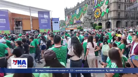 Không khi bóng đá sôi động tại Quảng trường Zócalo