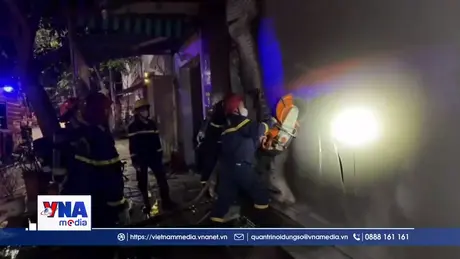 Giải cứu 3 người mắc kẹt tại ngôi nhà cháy lúc rạng sáng