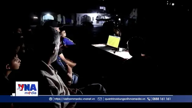 Trái bóng lăn giữa những lều tạm ở Gaza
