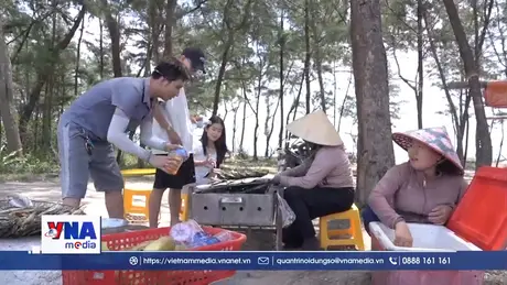 Độc đáo nghề bán cá trích nướng của phụ nữ ven biển Quảng Trị