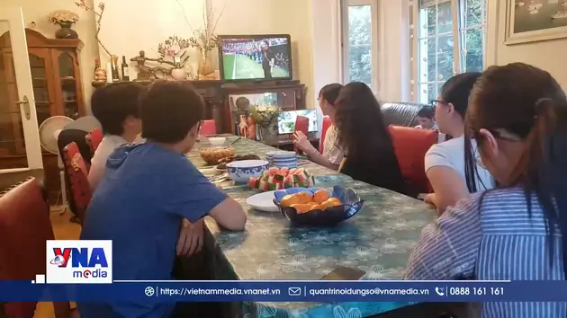 Sinh viên Việt Nam tại Brussels cổ vũ Quỷ đỏ