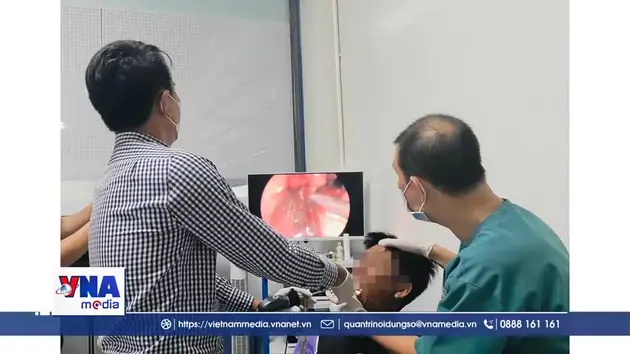 Gắp một con cá rô sống ra khỏi thực quản một bệnh nhân