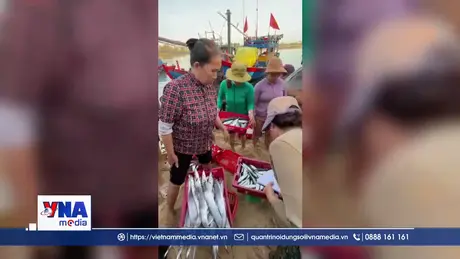Đón b﻿ình minh ở Chợ cá Cửa Lở