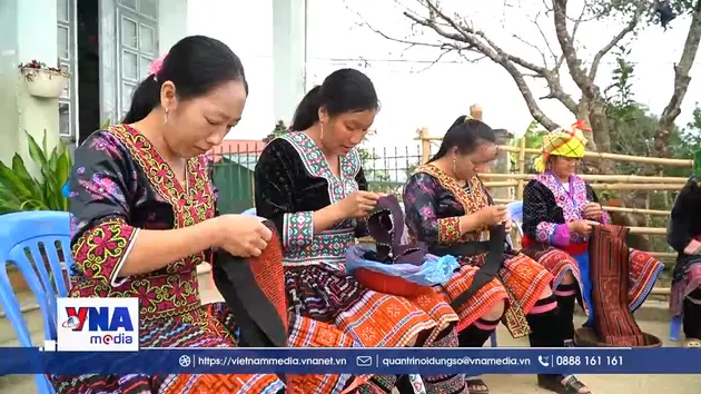 Nghề thêu thủ công giúp phụ nữ vùng cao tăng thu nhập