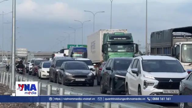 Cửa ngõ TP.HCM ùn ứ, phương tiện xếp hàng dài trên cao tốc