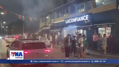 Người dân Algeria phấn khích khi đội nhà vào vòng trong