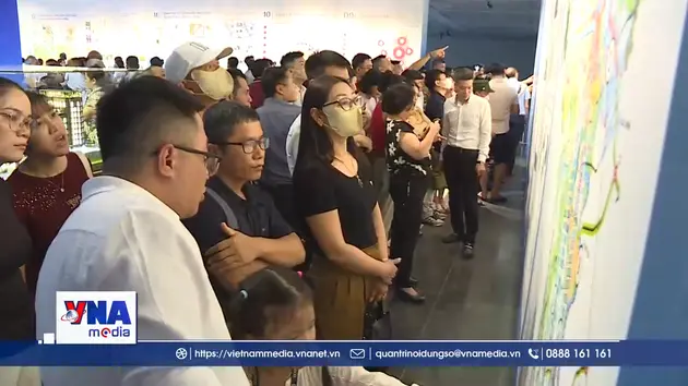 Người dân nô nức đi xem triển lãm Quy hoạch Thủ đô tầm nhìn 100 năm