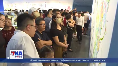 Người dân nô nức đi xem triển lãm Quy hoạch Thủ đô tầm nhìn 100 năm