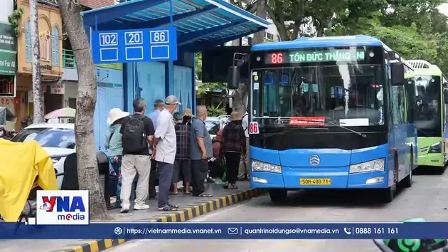 Người dân hào hứng trong ngày đầu miễn vé xe bus