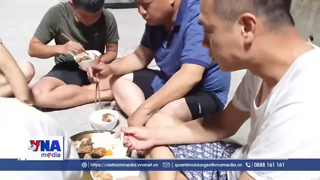 Bữa cơm trên nền đất của đoàn cứu hộ Việt Nam tại Venezuela