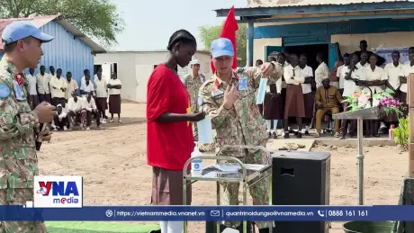 Lực lượng GGHB Việt Nam tuyên truyền phòng bệnh giữa tâm dịch Ebola