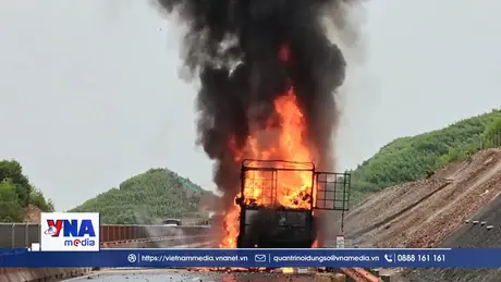 Cháy xe tải gây ách tắc giao thông trên cao tốc Vạn Ninh - Cam Lộ