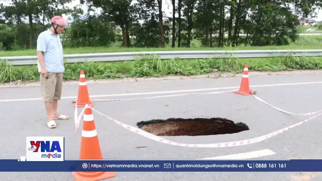 Thái Nguyên xuất hiện hố sụt lún trên đường gom Khu công nghiệp