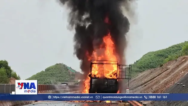 Cháy xe tải gây ách tắc giao thông trên cao tốc Vạn Ninh - Cam Lộ