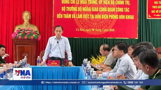 Đồng chí Lê Hoài Trung thăm và làm việc tại đảo Hòn Khoai