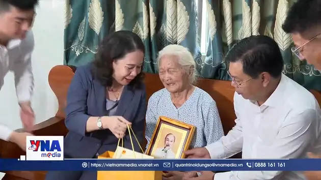 Phó Chủ tịch nước Võ Thị Ánh Xuân thăm, tặng quà người có công tỉnh An Giang