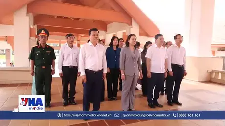 Phó Chủ tịch nước Võ Thị Ánh Xuân dâng hương tưởng niệm Anh hùng liệt sĩ