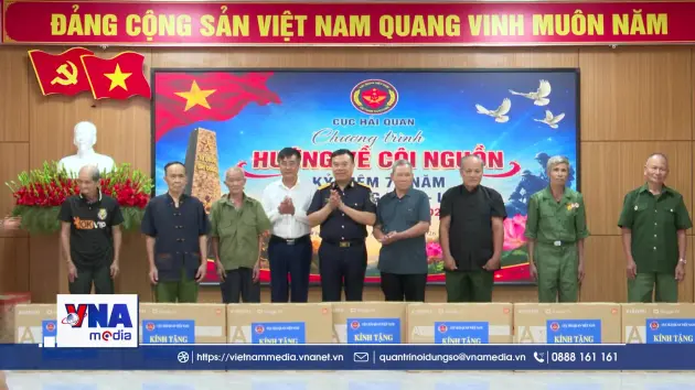 Trao tặng quà cho gia đình chính sách vùng biên