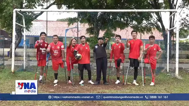 Không chỉ có World Cup, còn có những giấc mơ trên đôi nạng