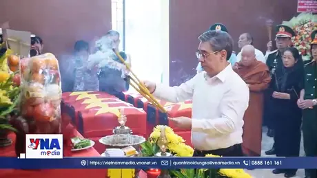 Lãnh đạo TP.HCM thăm, tặng quà lực lượng tìm kiếm, quy tập hài cốt liệt sĩ