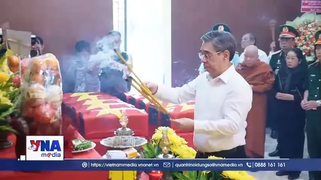 Lãnh đạo TP.HCM thăm, tặng quà lực lượng tìm kiếm, quy tập hài cốt liệt sĩ