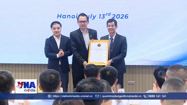 Trao chứng nhận cho trường công lập đầu tiên của VN đạt QS Stars 5 sao
