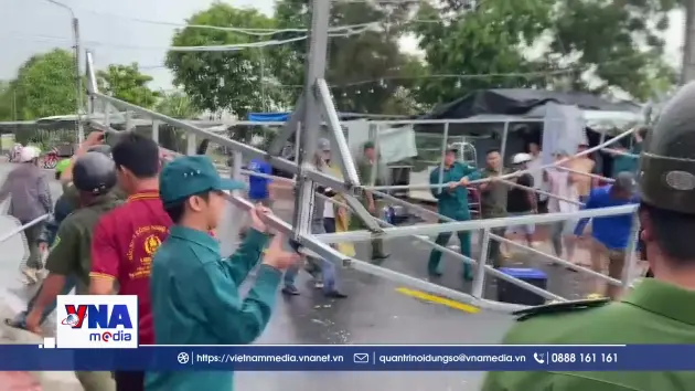 Dông lốc cuốn sập mái vòm chợ, tốc mái hàng chục căn nhà ở Cần Thơ