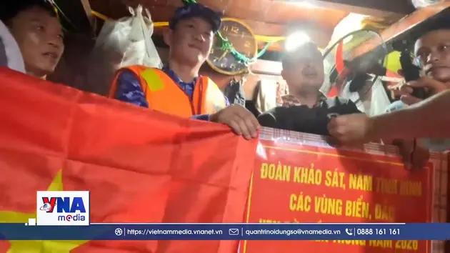 Kiểm tra tàu cá kết hợp tuyên truyền, động viên ngư dân bám biển