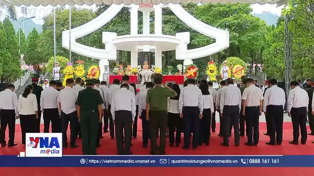 Thủ tướng dâng hương, dâng hoa tại Nghĩa trang liệt sỹ Quốc gia Vị Xuyên