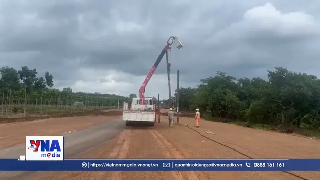Di dời các trụ điện nằm giữa đường sau phản ánh của báo chí
