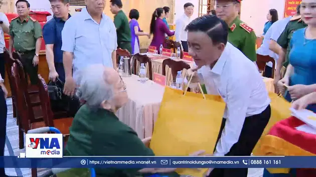 Thường trực Ban Bí thư thăm, tặng quà tại Trung tâm điều dưỡng thương binh Nghệ An