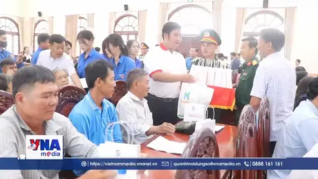 Đồng Tháp tặng điện thoại thông minh cho người có công với cách mạng