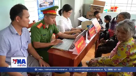 Ngược núi hỗ trợ dịch vụ công cho đồng bào Cor