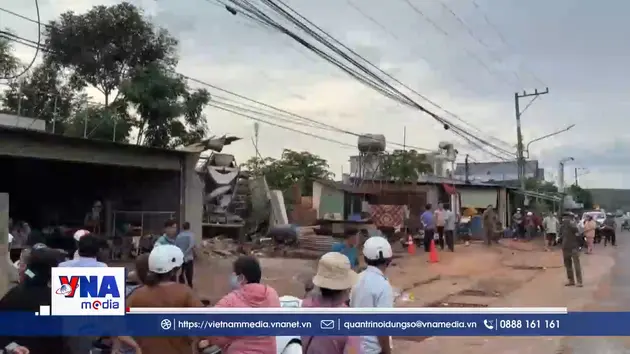 Xe tải bồn lao vào nhà dân, 2 người thương vong