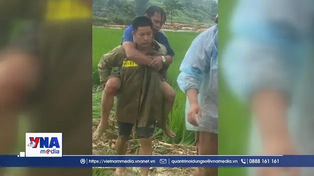 Cứu thành công hai người dân mắc kẹt trên dòng lũ dữ