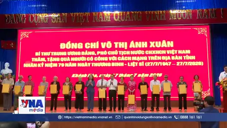 Phó Chủ tịch nước Võ Thị Ánh Xuân thăm và tặng quà người có công