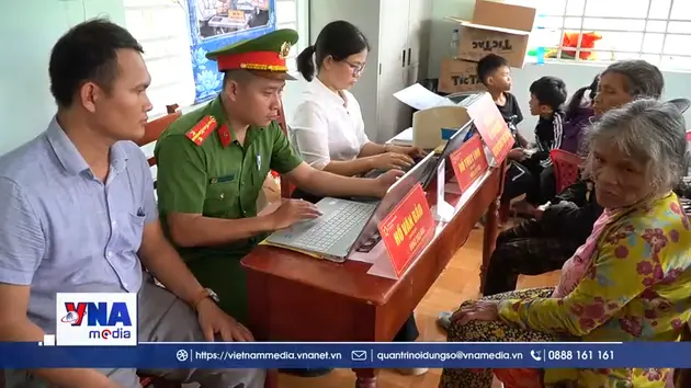 Ngược núi hỗ trợ dịch vụ công cho đồng bào Cor