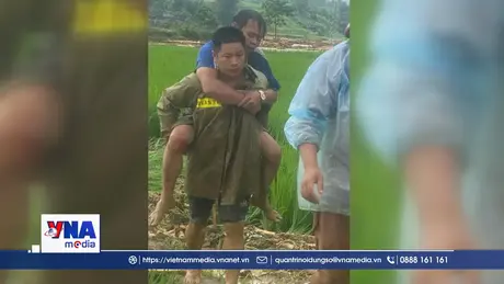 Cứu thành công hai người dân mắc kẹt trên dòng lũ dữ