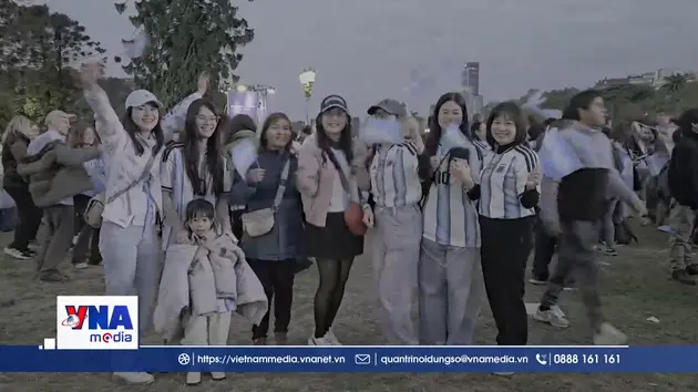 Cổ động viên Việt Nam cháy hết mình cùng Argentina