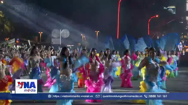 Rực rỡ sắc màu Carnival đường phố Festival Biển Khánh Hòa 2026