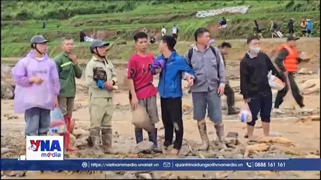 Tình người trong mưa lũ
