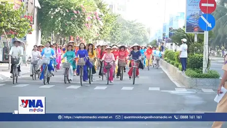 Hơn 2.000 người tham gia diễu hành áo dài tại Festival Biển Khánh Hòa
