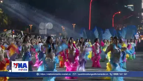 Rực rỡ sắc màu Carnival đường phố Festival Biển Khánh Hòa 2026
