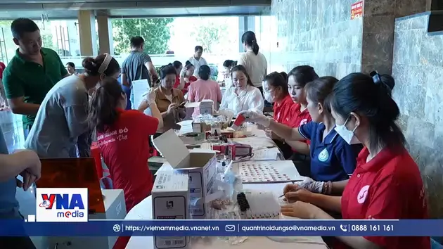Hàng trăm người tham gia hiến máu tình nguyện, chung tay cứu người