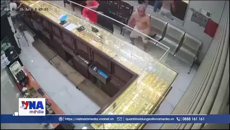Bắt quả tang đối tượng dùng búa cướp tiệm vàng