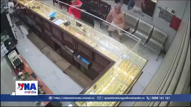 Bắt quả tang đối tượng dùng búa cướp tiệm vàng