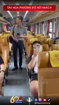 Tàu Hoa Phượng đỏ hút khách