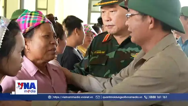 Phó Thủ tướng Hồ Quốc Dũng chia sẻ mất mát với bà con Mường Than