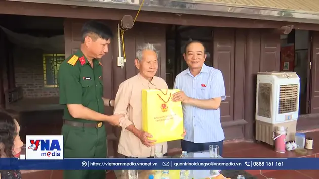 Đoàn ĐBQH thành phố Hải Phòng thăm, tặng quà người có công